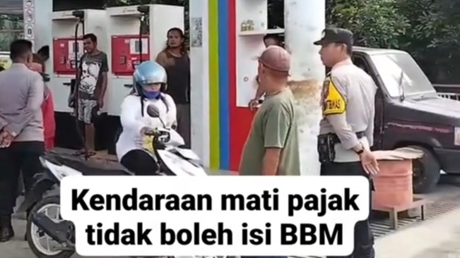 Tangkapan layar video polisi sidak SPBU. [TikTok]